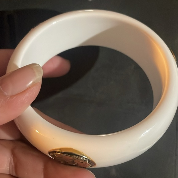 Vintage lucite goldtone studded bracelet - Picture 3 of 5